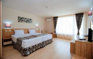 Отель Karlovo Hotel Солнечный Берег Двухместный номер с 2 отдельными кроватями (для 2 взрослых и 1 ребенка)-1