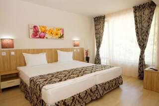 Отель Karlovo Hotel Солнечный Берег Двухместный номер с 2 отдельными кроватями (для 2 взрослых и 1 ребенка)-2