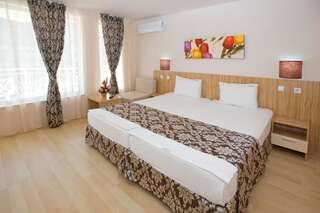 Отель Karlovo Hotel Солнечный Берег Двухместный номер с 2 отдельными кроватями (для 2 взрослых и 1 ребенка)-4