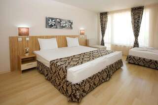 Отель Karlovo Hotel Солнечный Берег Двухместный номер с 2 отдельными кроватями (для 2 взрослых и 1 ребенка)-5