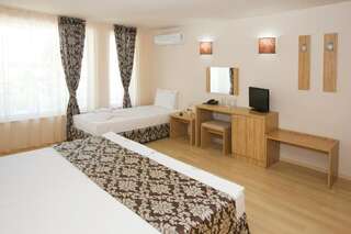 Отель Karlovo Hotel Солнечный Берег Двухместный номер с 2 отдельными кроватями (для 2 взрослых и 1 ребенка) и бесплатной парковкой-3